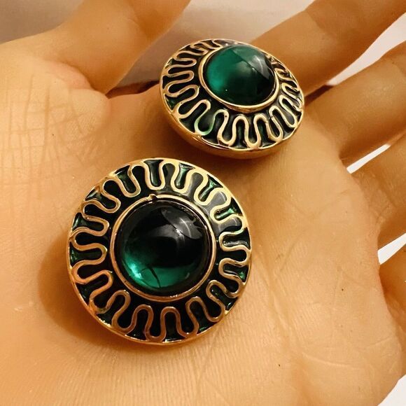 Vintage Galleria Gripoix Earrings Clip On Enamel Green Glass Gold Round 4631 - Picture 6 of 13